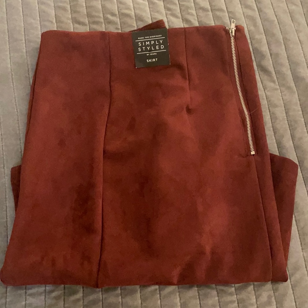 Simple styled velvet skirt